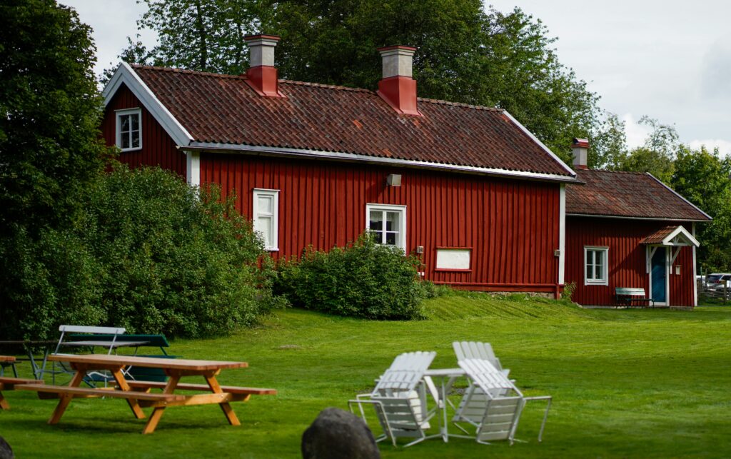 perfekt plen med gammelt rødt trehus i bakgrunnen