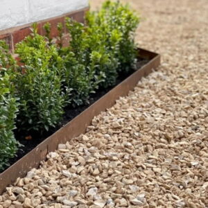 hagekant som rammer inn bed og grus