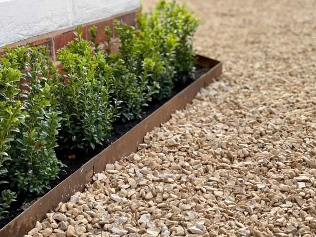 hagekant som rammer inn bed og grus